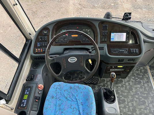 Autobus di passeggeri bianco grande usato 47 posti Autobus di proprietà con tipo di trasmissione manuale