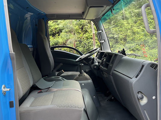 Camioncini a motore a sinistra, trasmissione manuale, camion da lavoro.