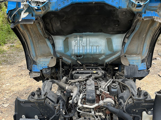 Camioncini a motore a sinistra, trasmissione manuale, camion da lavoro.
