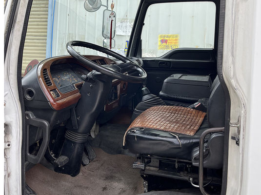 Guida sinistra camion usato di fascia media, camion usato Isuzu.