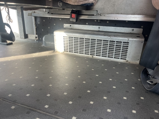 Cinque autobus Golden Dragon di seconda mano con carrozzeria gialla, con 63 posti a sedere e una capacità motore di 8 litri