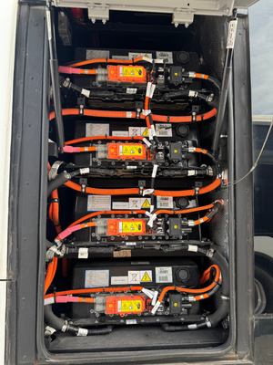 Un autobus Shenlong usato di 10 metri con 36 posti